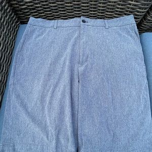 Men’s golf shorts, flat front with 4 pockets by Walter Hagen.  Blue/Gray color